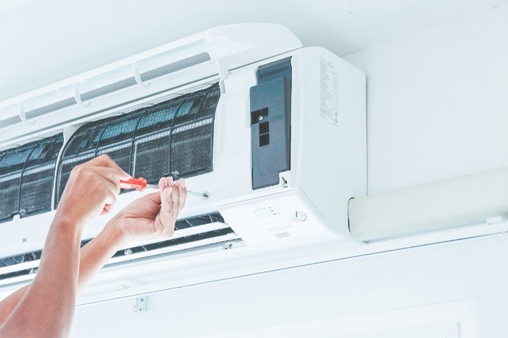 Intervento tecnico su climatizzatore